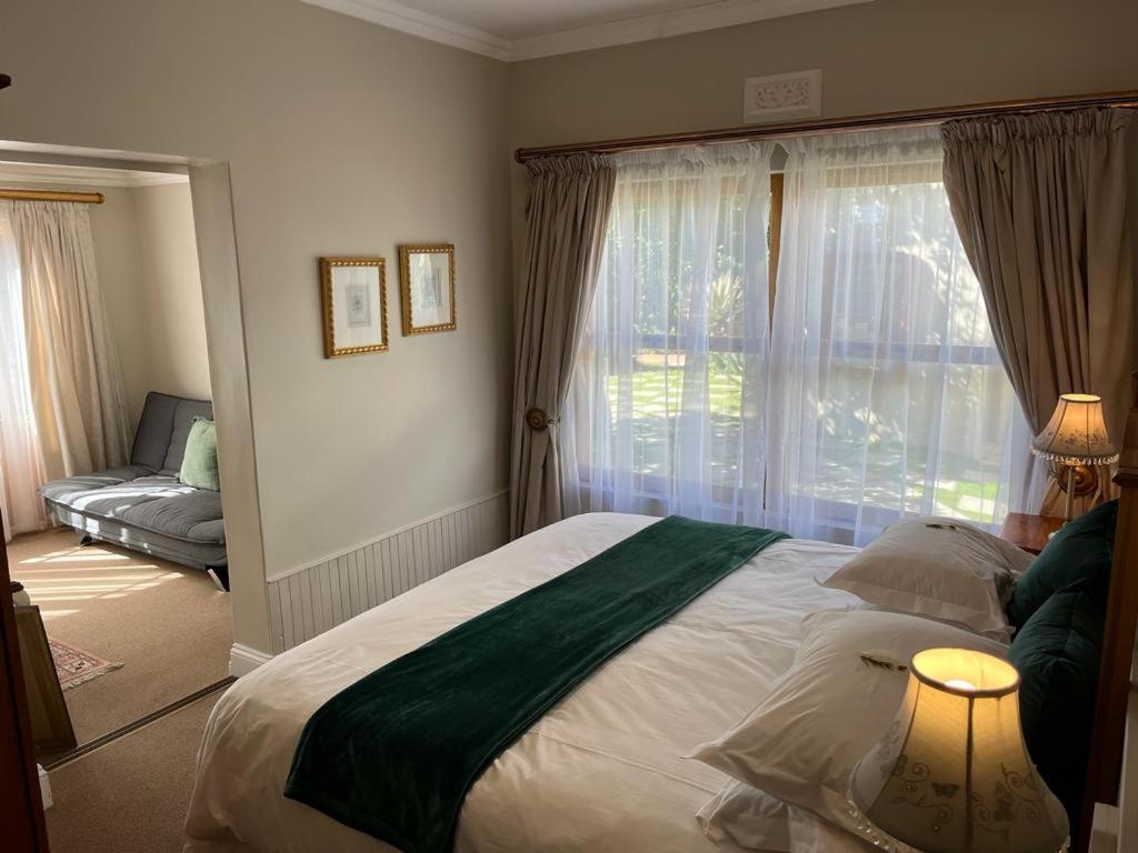 La Pension Guest House Oudtshoorn Esterno foto